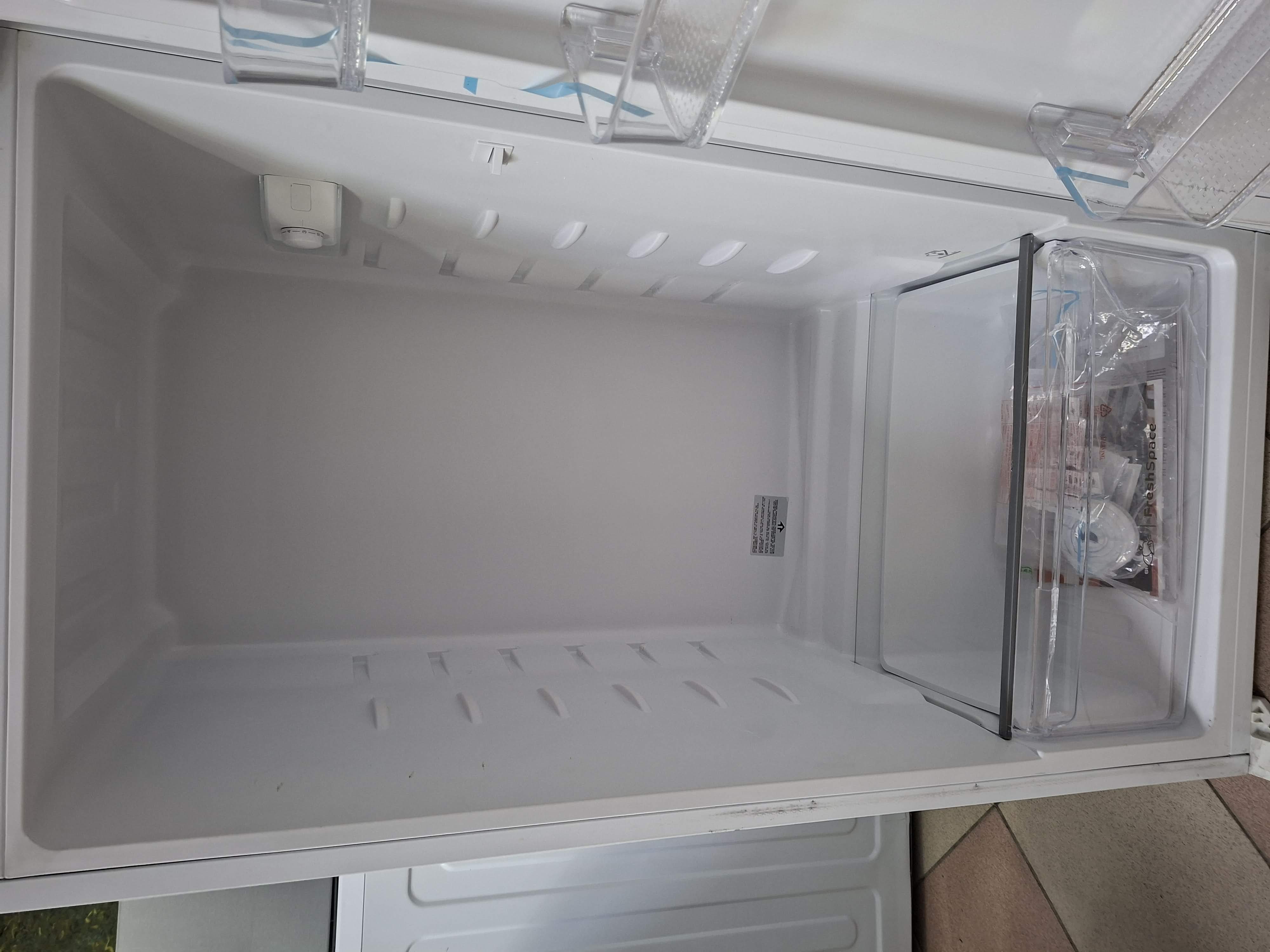 Ugradni frižider Indesit  IN D 2040 AA, 145cm.