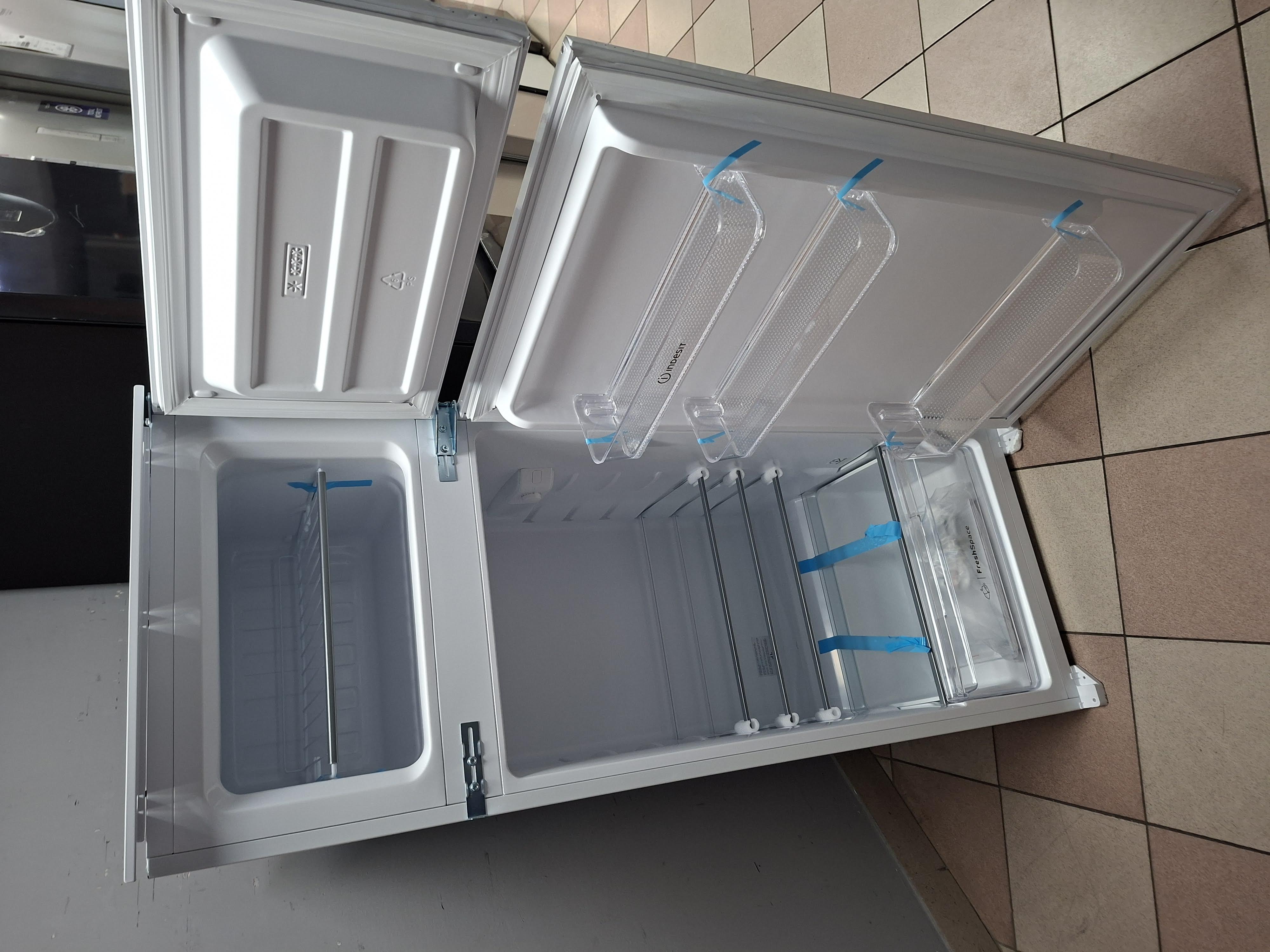 Ugradni frižider Indesit  IN D 2040 E, 145cm.