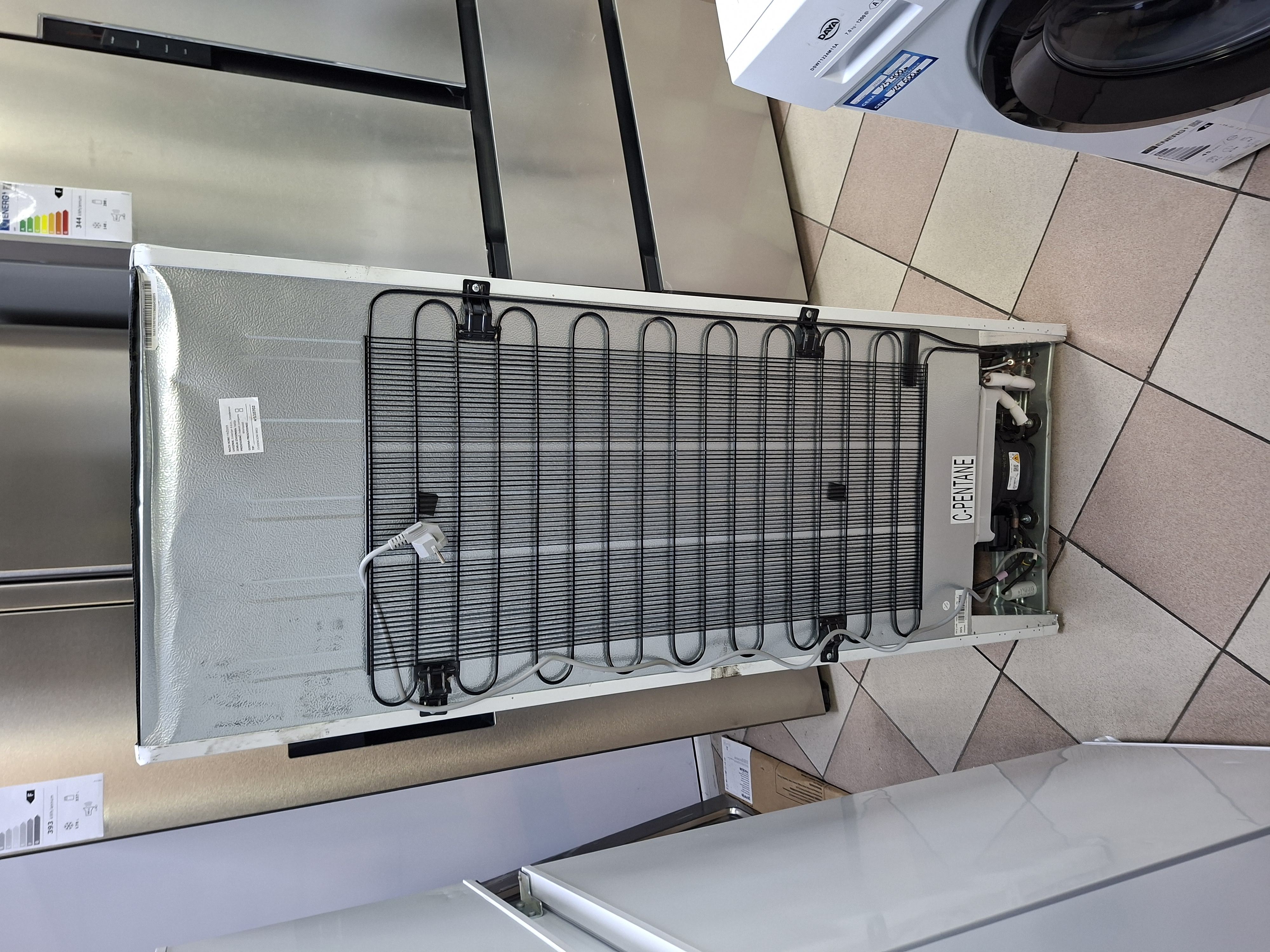 Ugradni frižider Indesit IND 2040 AA, 145cm.