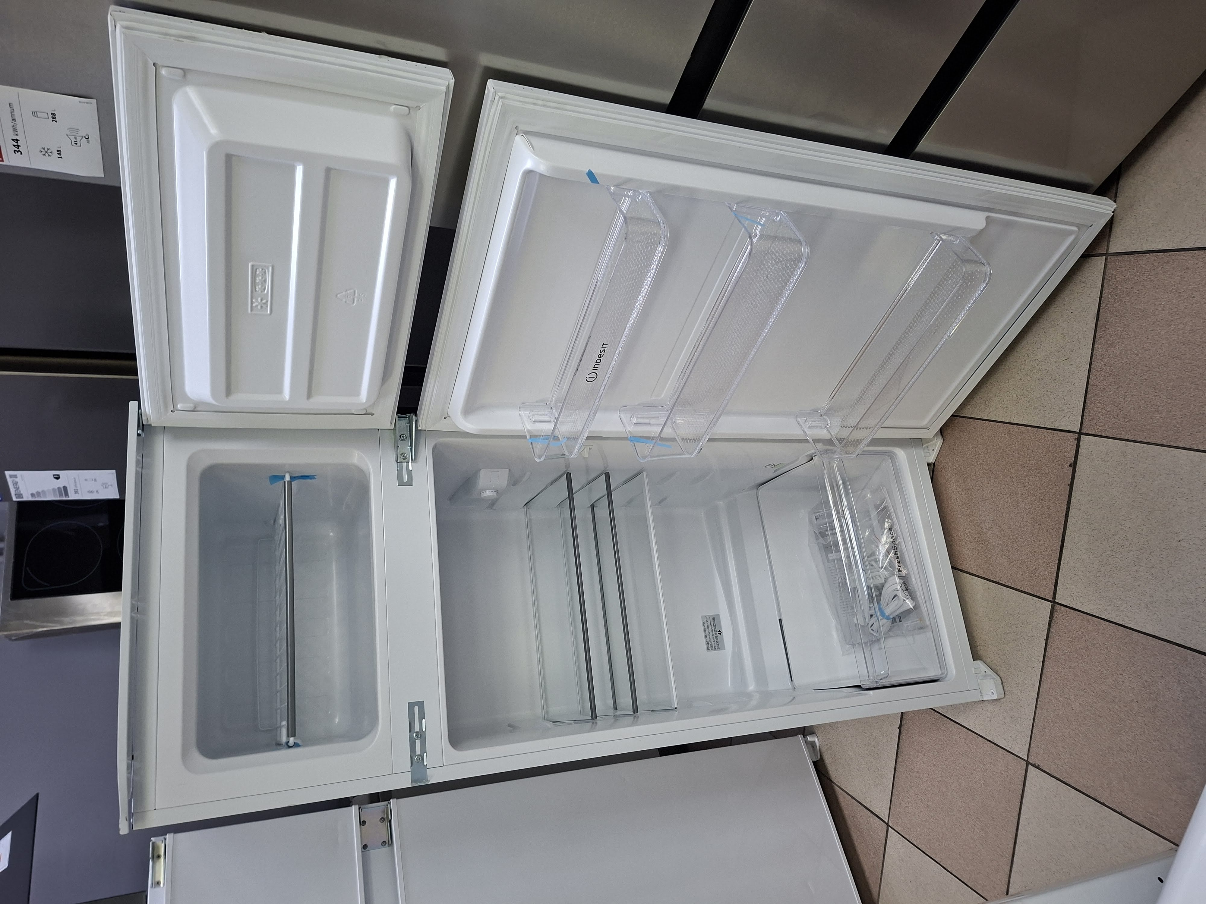 Ugradni frižider Indesit IND 2040 AA, 145cm.