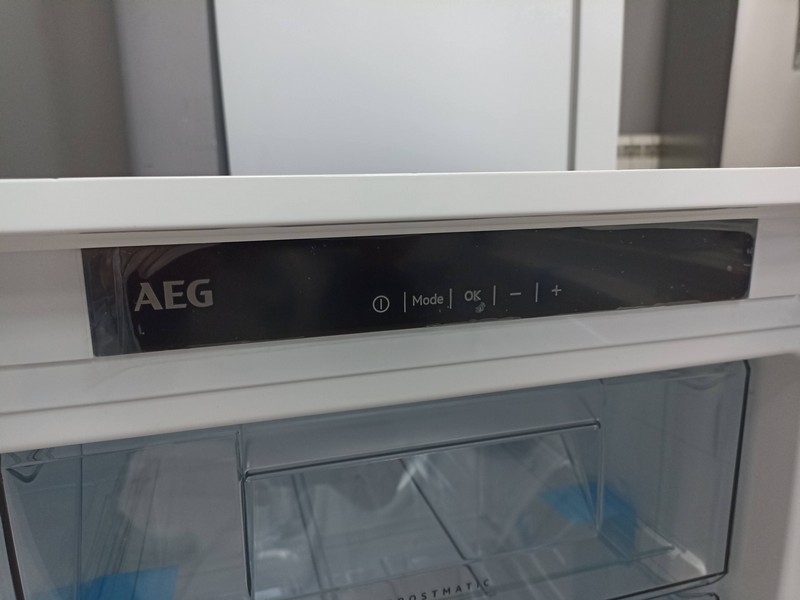 Ugradni Zamrzivač Aeg ABE888E1LF , 98 litara.