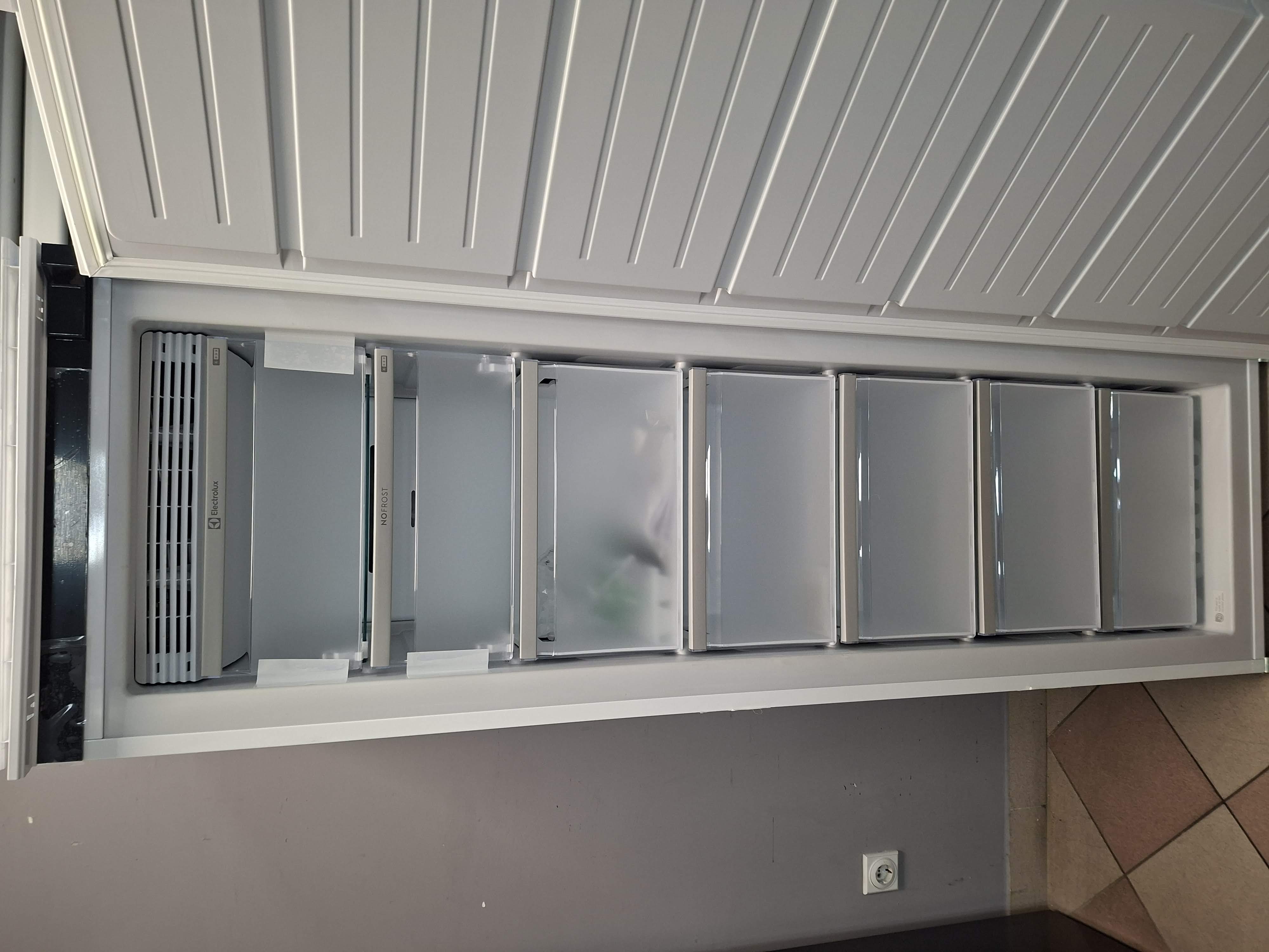 Ugradni Zamrzivač Electrolux EUN7ND18S , 177 cm.