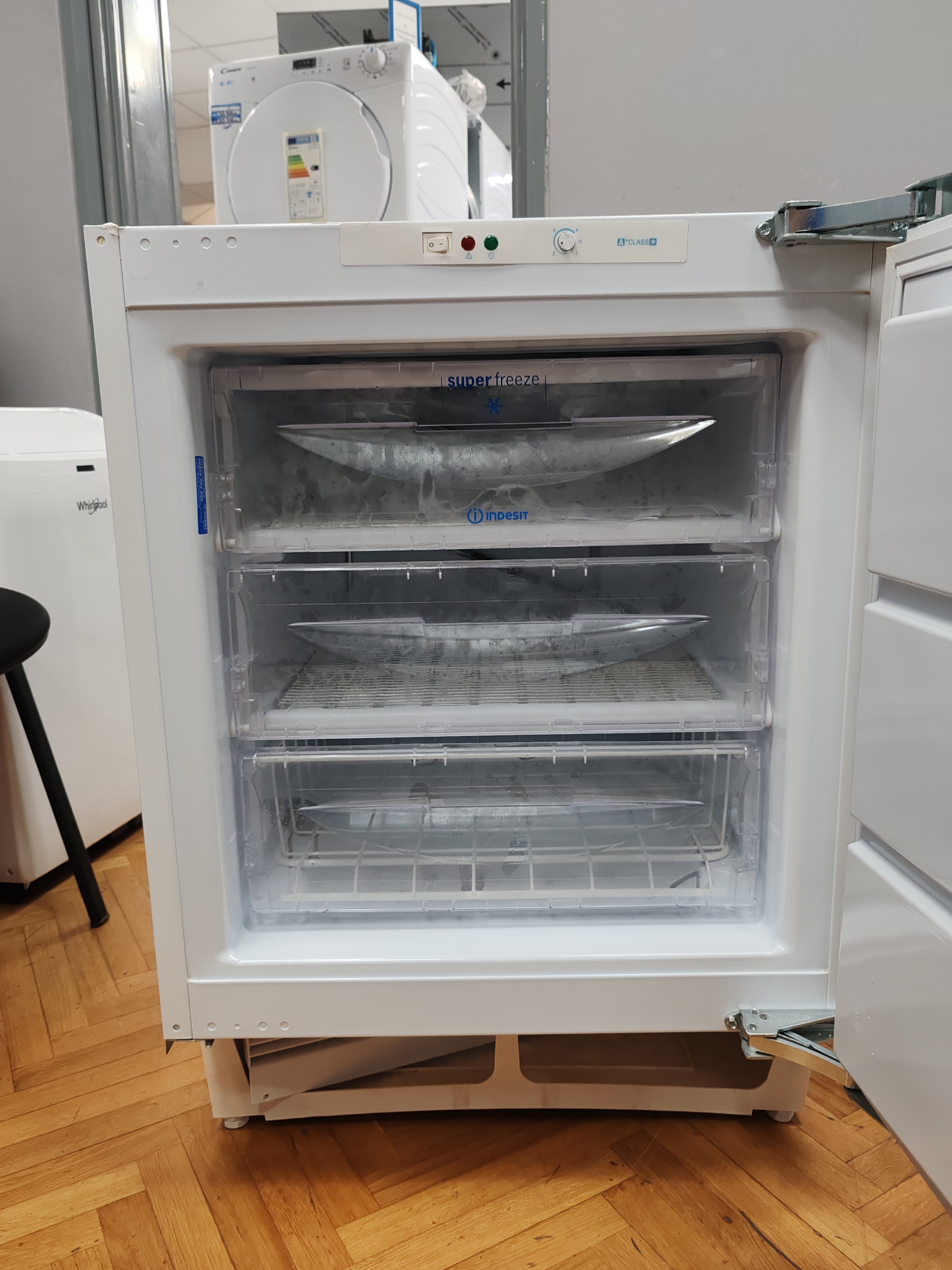 Ugradni Zamrzivač Indesit T IN FS 1212 K UK, 63 litara