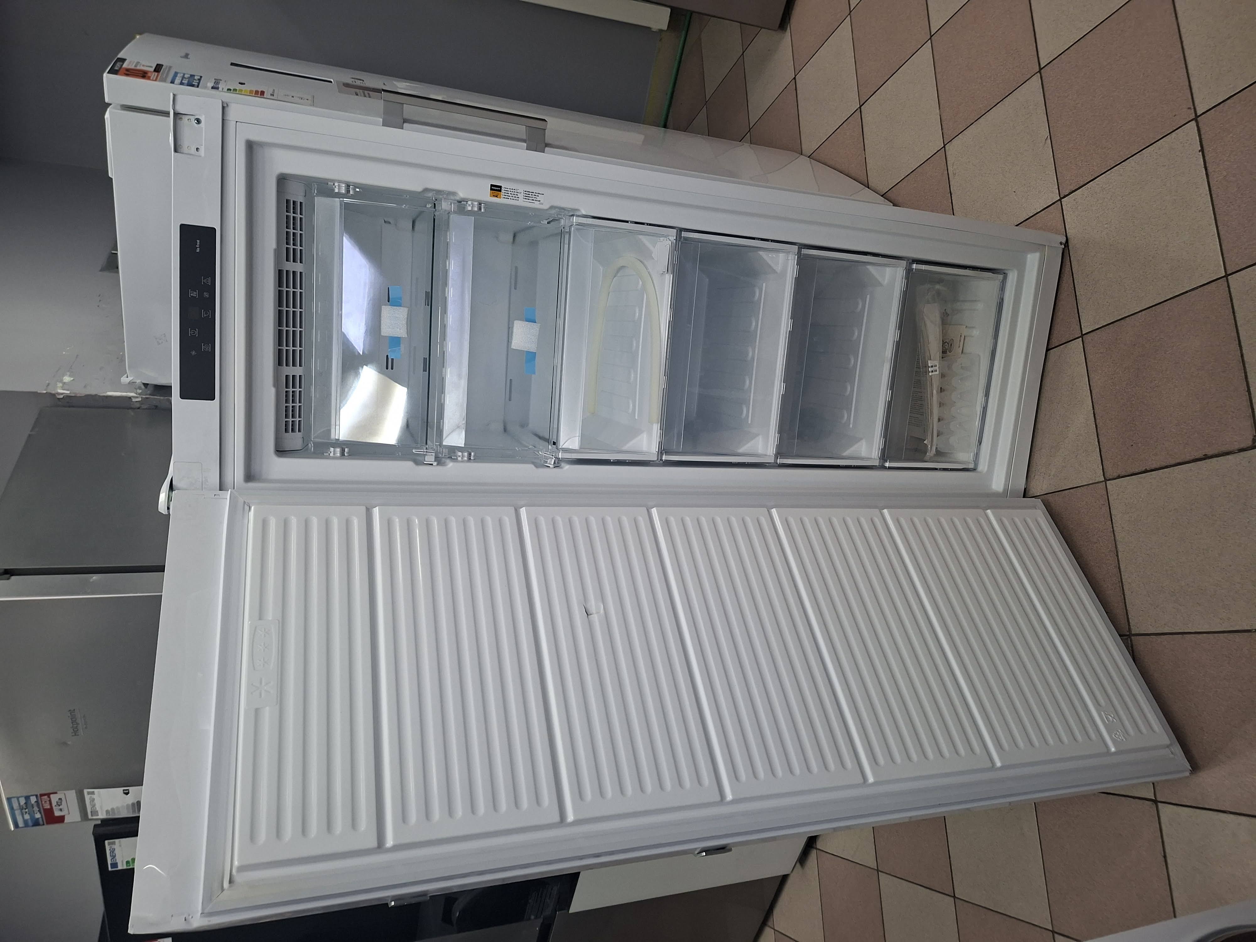 Zamrzivač Hotpoint Ariston UHA6 F2C W , 167 cm.