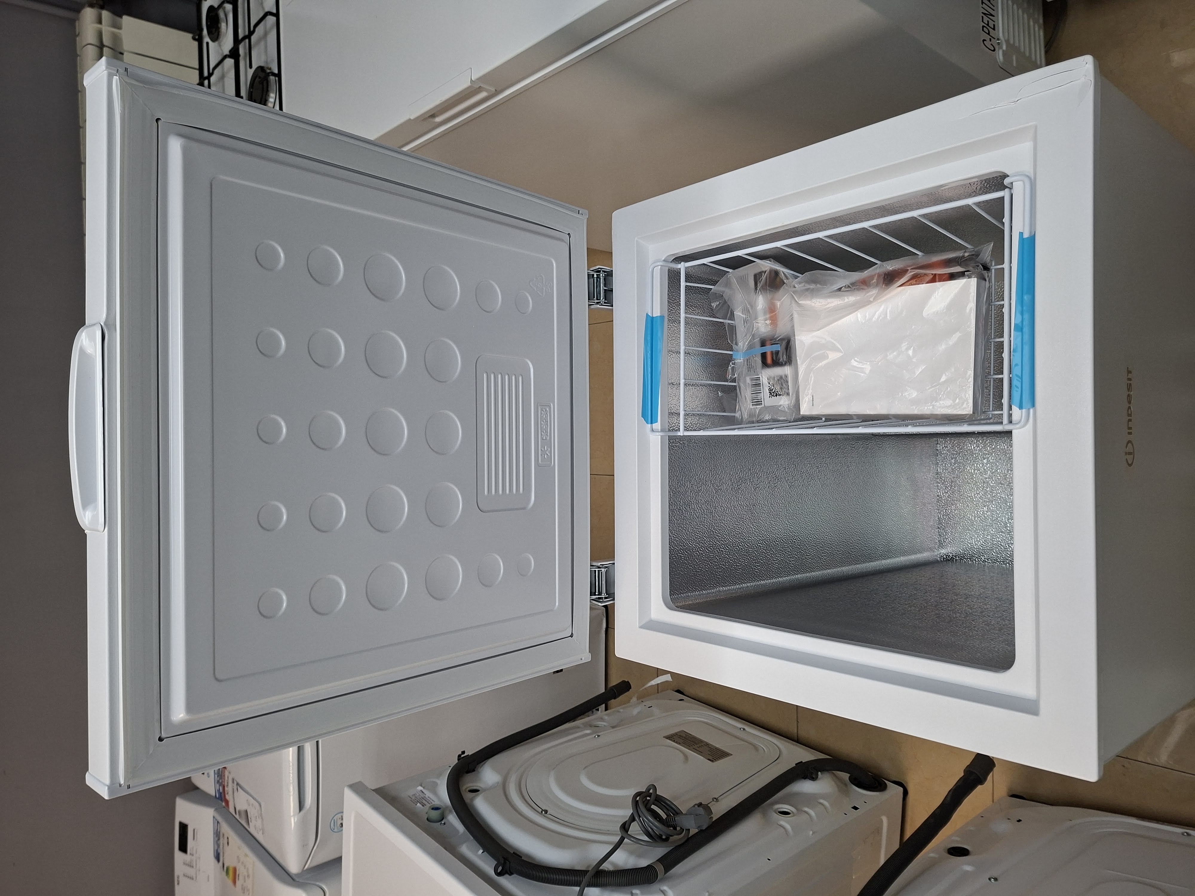 Zamrzivač Sandučar Indesit INCF 984 E , 98L