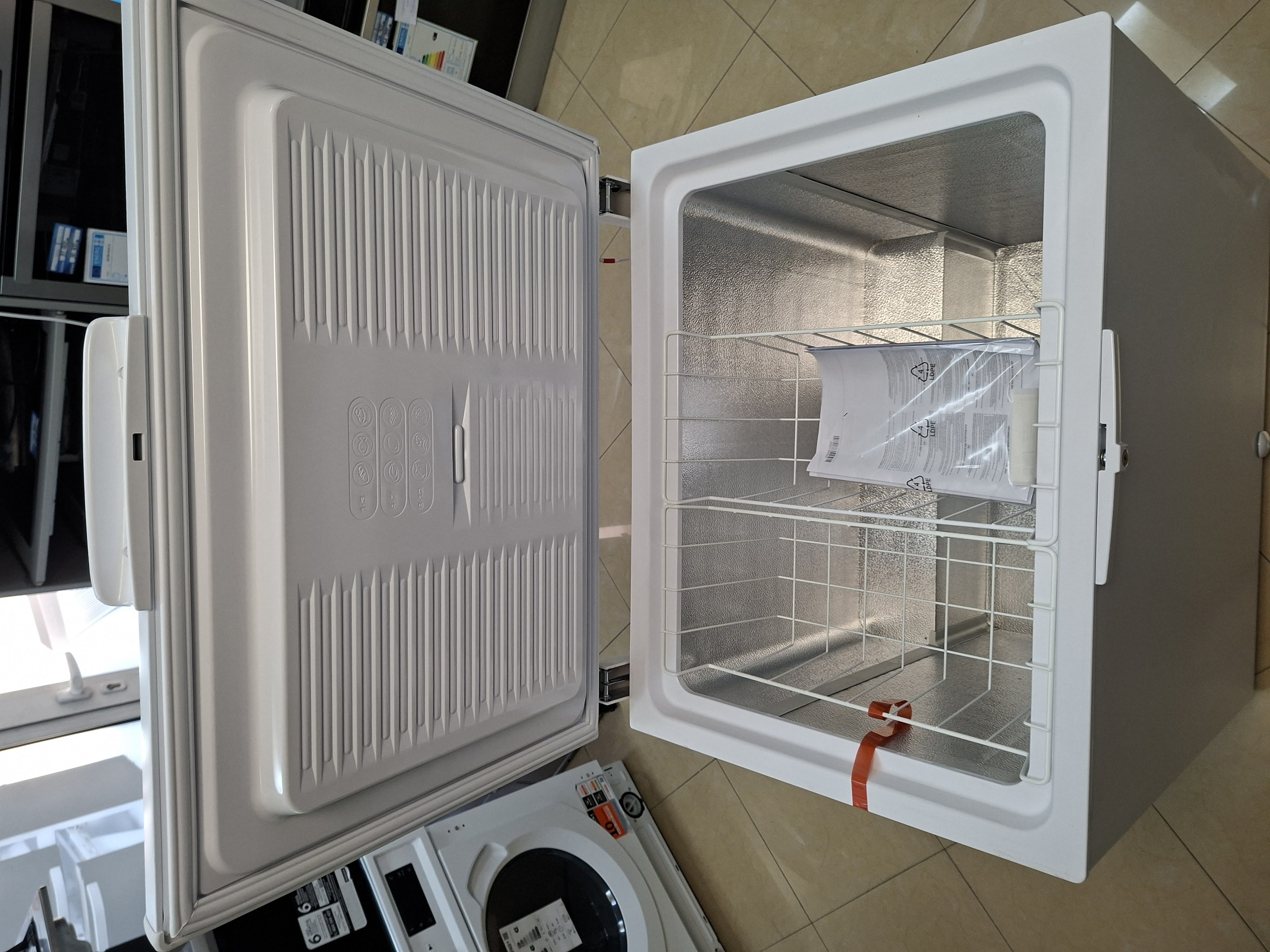 Zamrzivač sandučar Whirlpool W 204 FO, 204 litara