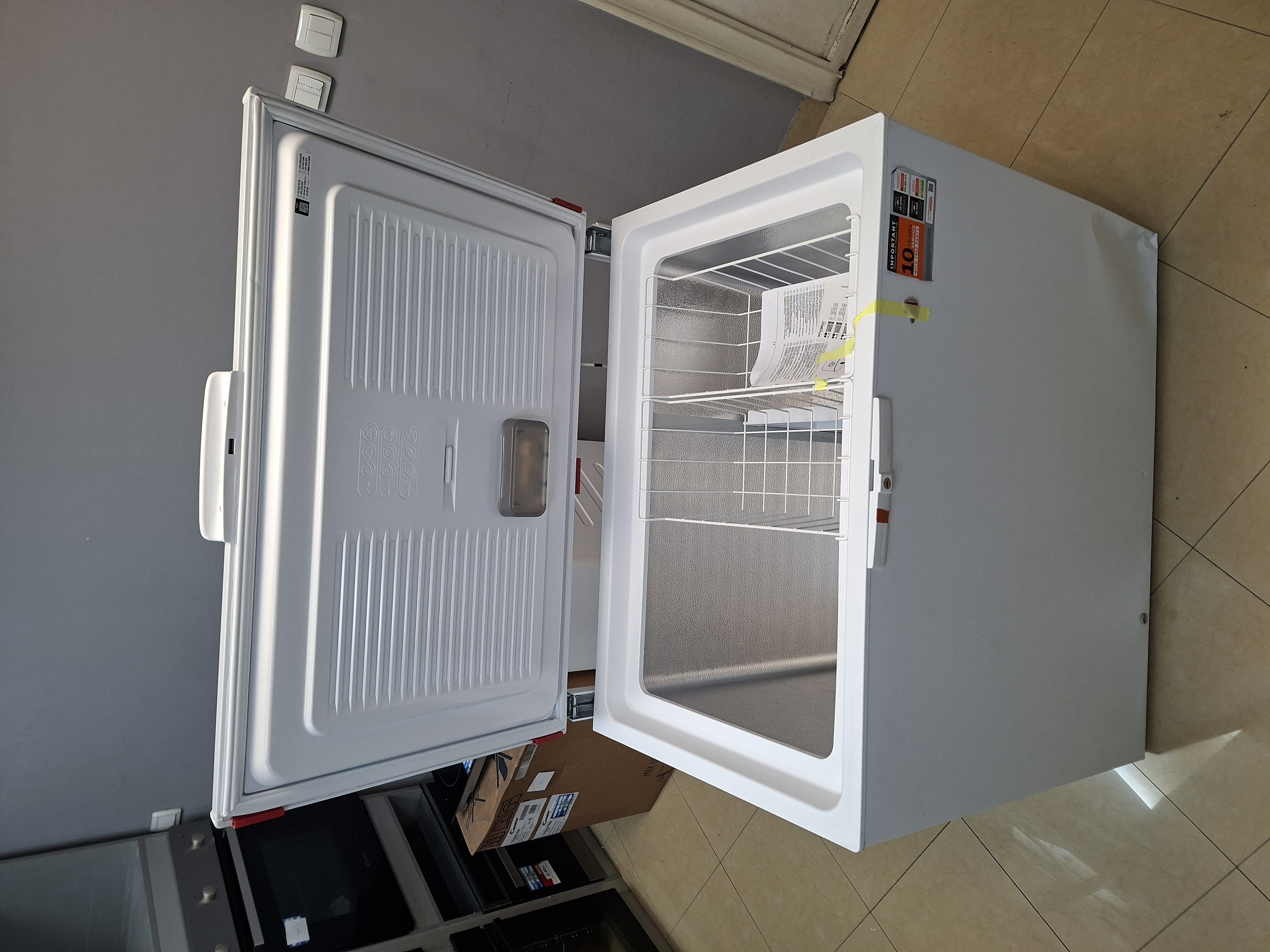 Zamrzivač sandučar Whirlpool WHE25332, 251L