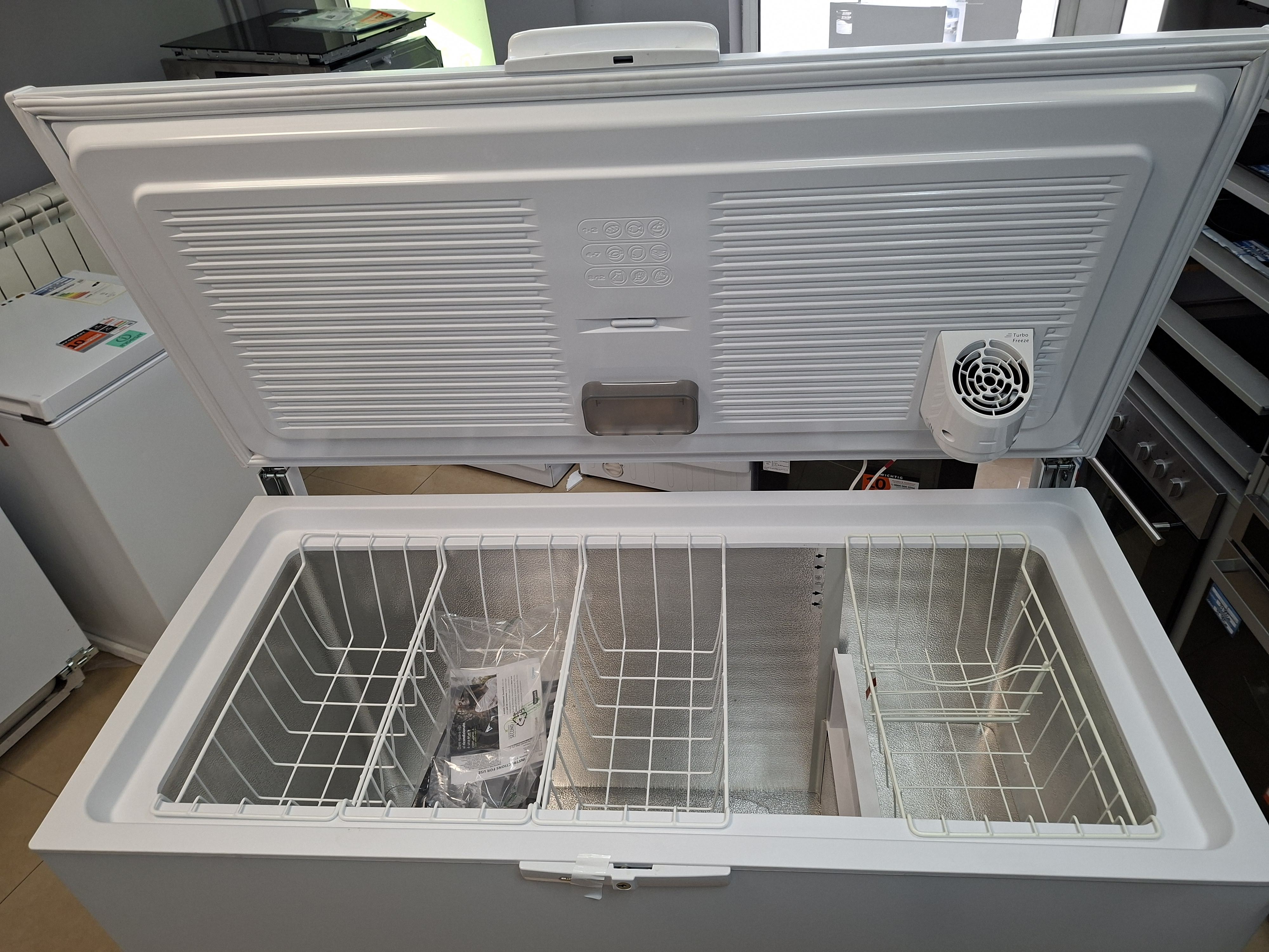 Zamrzivač sandučar Whirlpool WHE39392 T , 394 litara