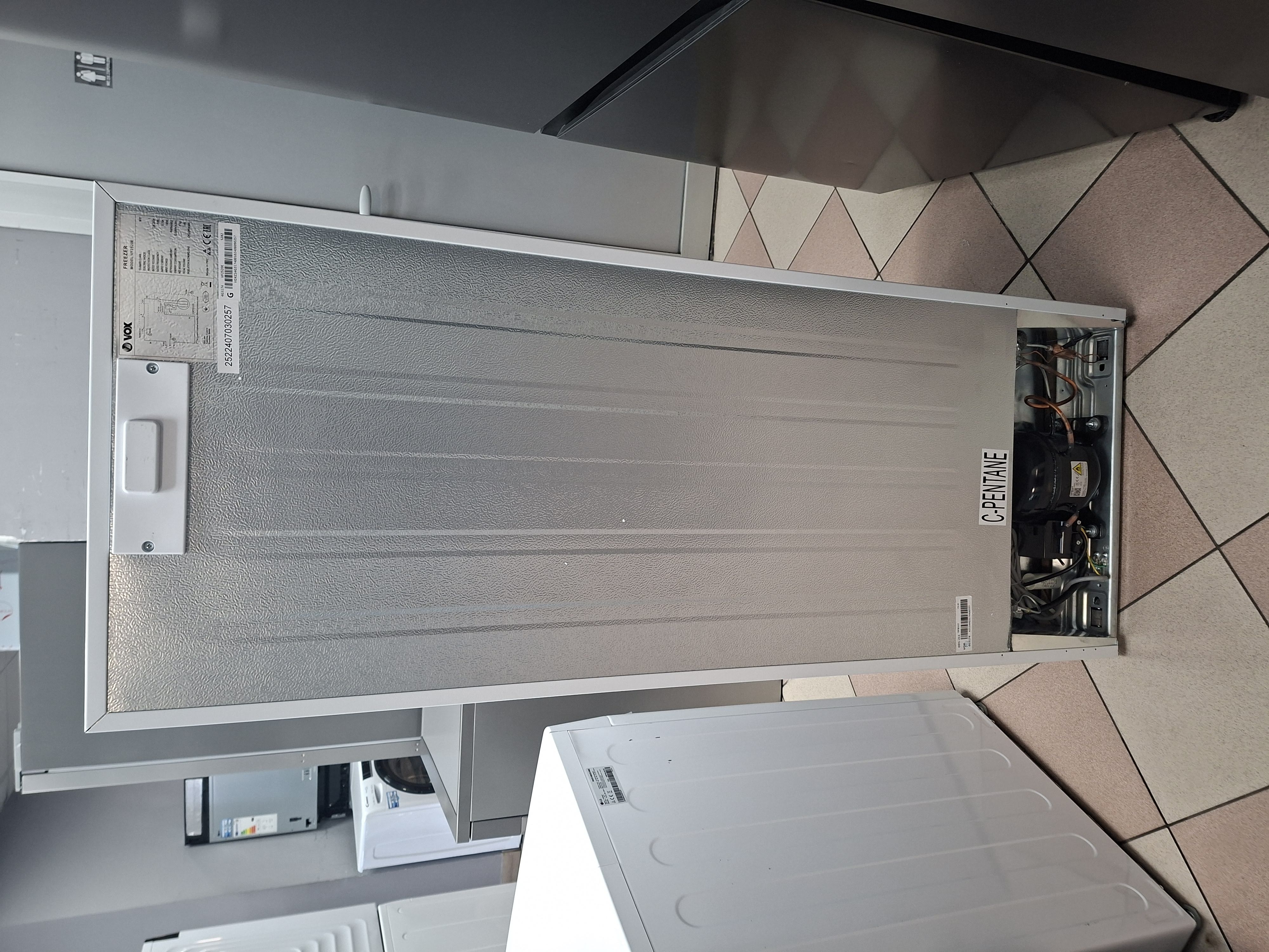 Zamrzivač Vox VF2520E , 143 cm.