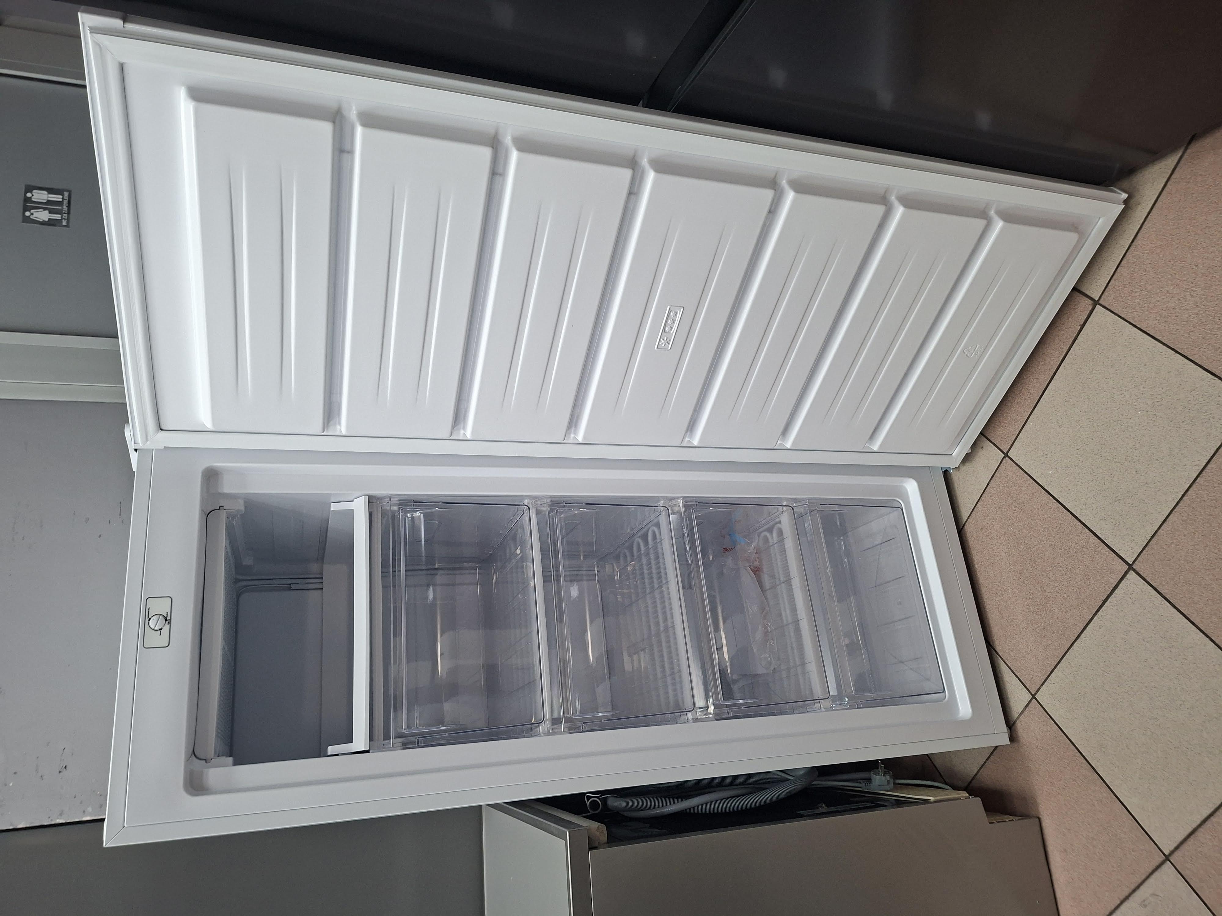 Zamrzivač Vox VF2520E , 143 cm.